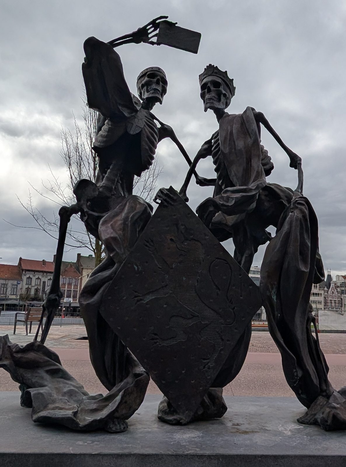 Frans Heirbaut's 2017 sculpture of the countesses Johanna and Margaretha of Constantinople on the Grote Markt of Sint-Niklaas.